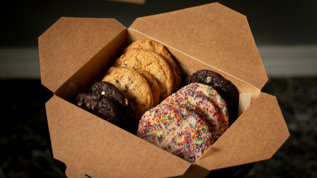 Kartonnen verpakking met koekjes toont hoe verpakkingen producten beschermen en presenteren