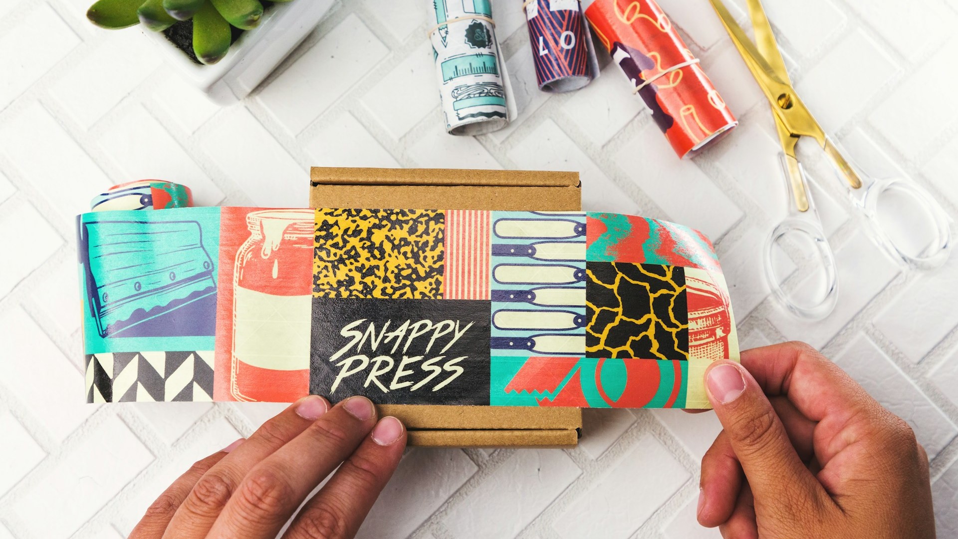 Verpakkingen met kleurrijk design worden aangebracht op doos voor verzending en merkbeleving